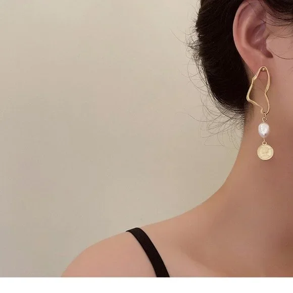 High Baroque Vintage Asymmetrical Matte Pearl Earrings - Picture 5 of 5